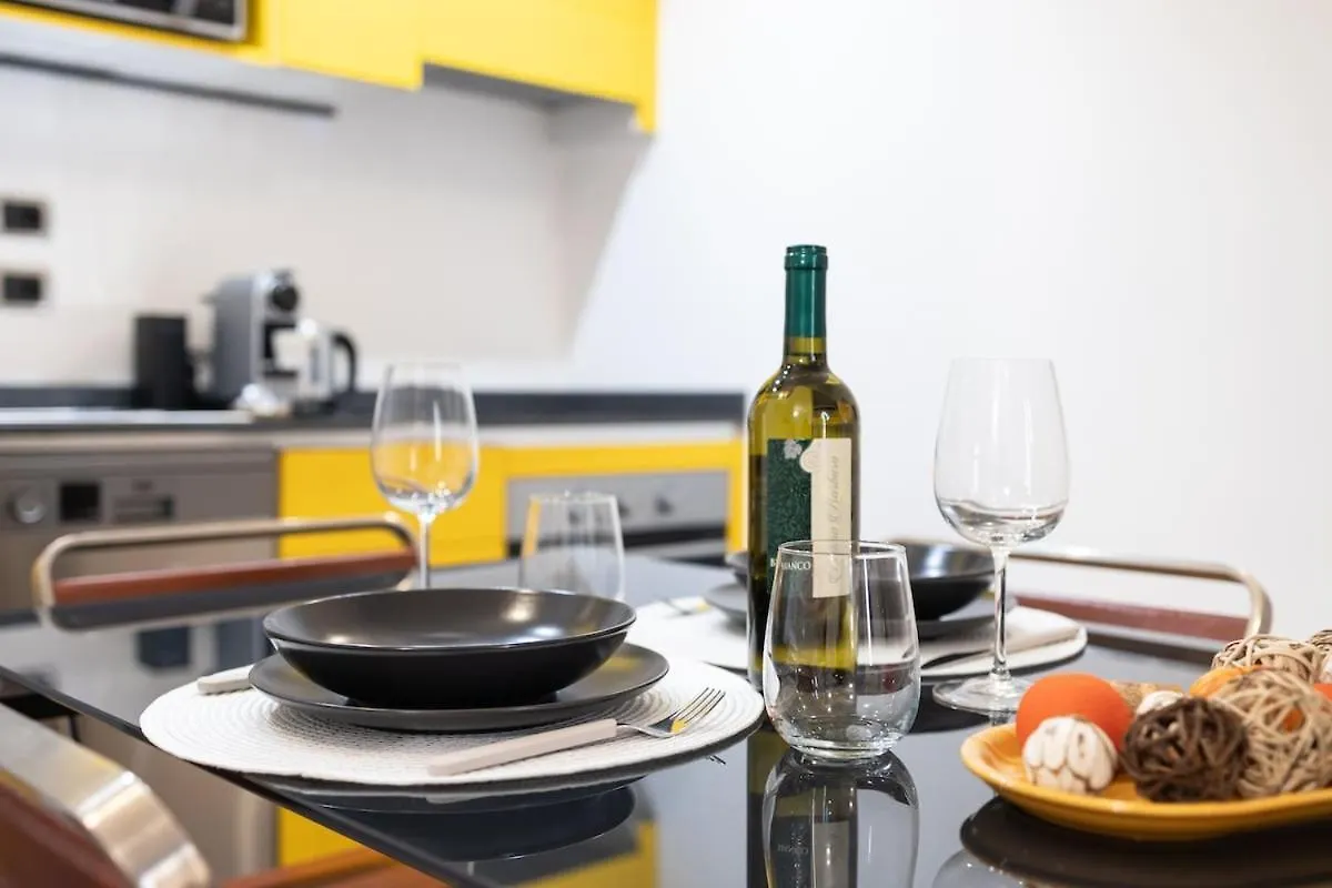 מילאנו Design Apartment I Steps From Fair & Metro 0*,  איטליה
